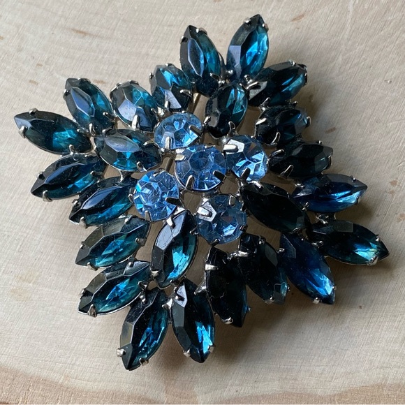 Vintage- Juliana- Dramatic Maltese Cross of Montana Blue & Light Sapphire - Picture 4 of 17